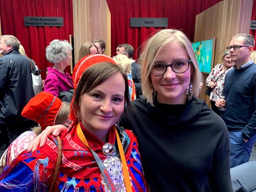 Anne Laila Utsi, leder for internasjonalt samisk filminstitutt, og fylkesråd Sigrid Ina Simonsen