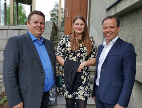 Fylkeslederne i Nord-Norge i Kajaani: Runar Sjåstad (Finnmark), Cecilie Myrseth (Troms) og Tomas Norvoll (Nordland).