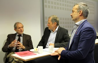 Leif Arne Heløe, Kjell Røynesdal og Willy Ørnebakk i prat om TANN-byggets historiske betydning for Nord-Norge.